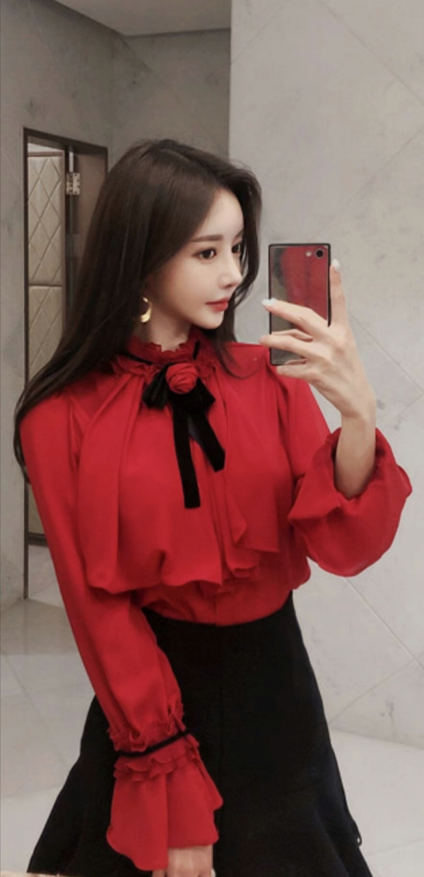 孙允珠红黑色搭配美照[尬笑]