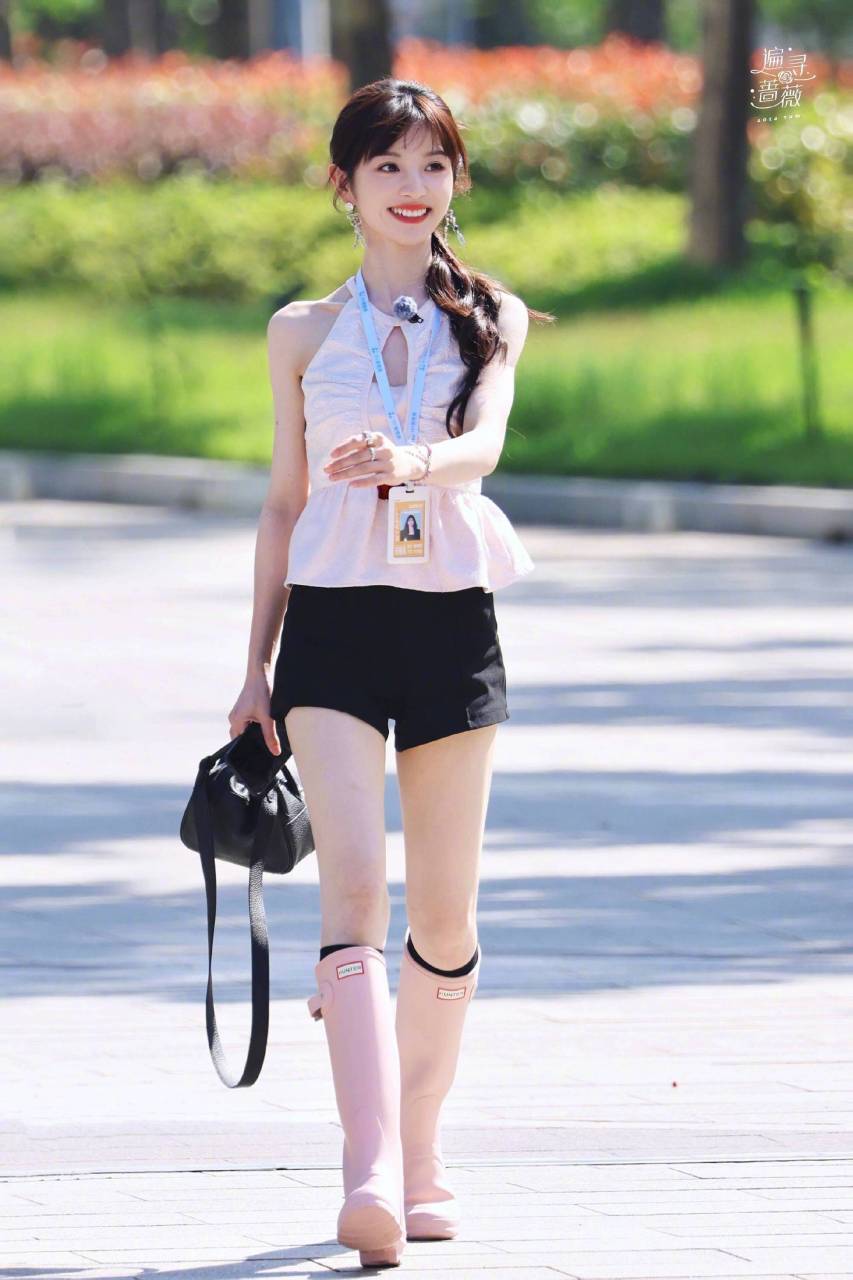 田曦薇上班私服穿搭.多变的风格好活泼元气,甜妹无敌 !