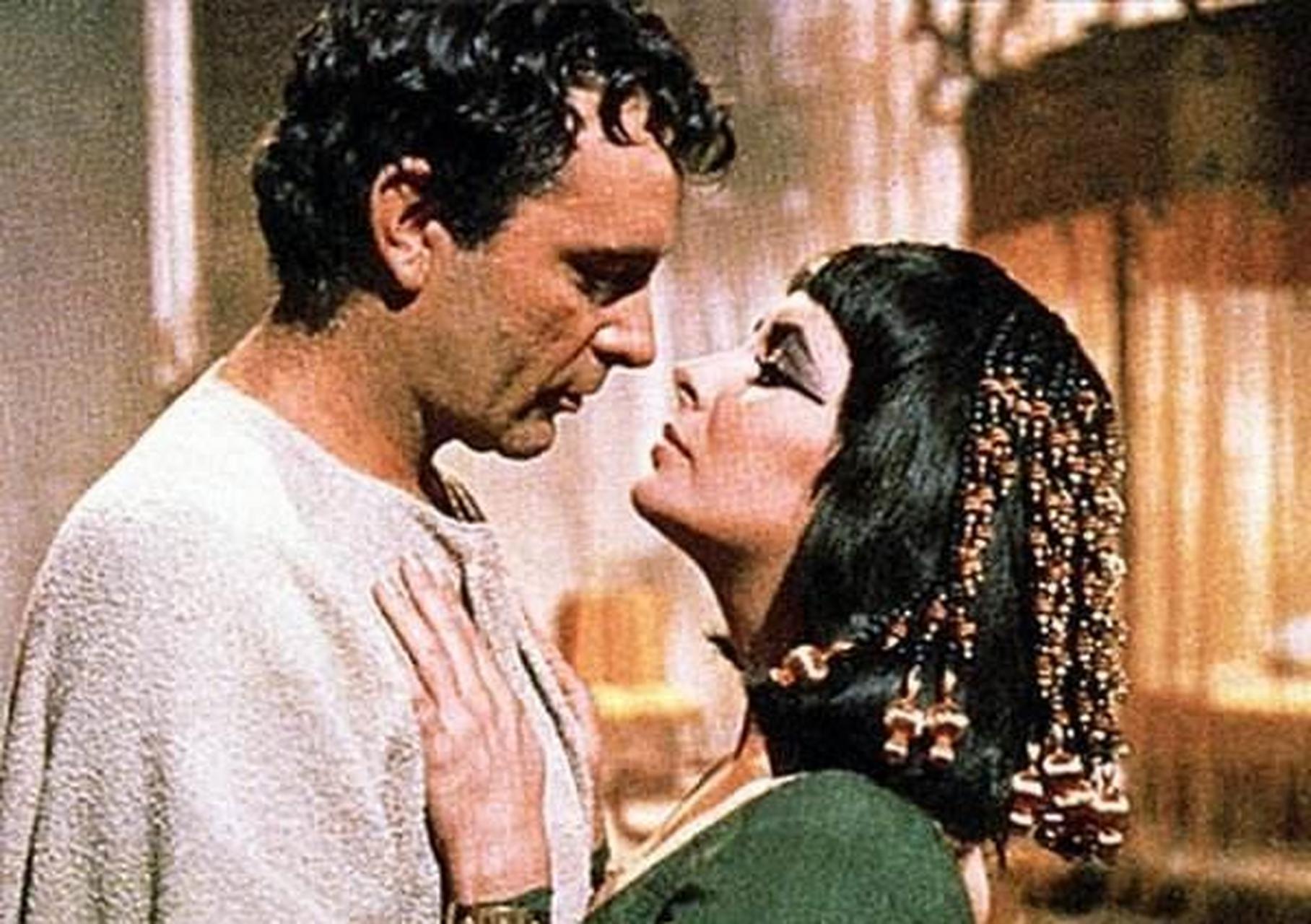 公元前31年9月,安东尼和屋大维两军战斗进行到激烈时刻,安东尼的情妇