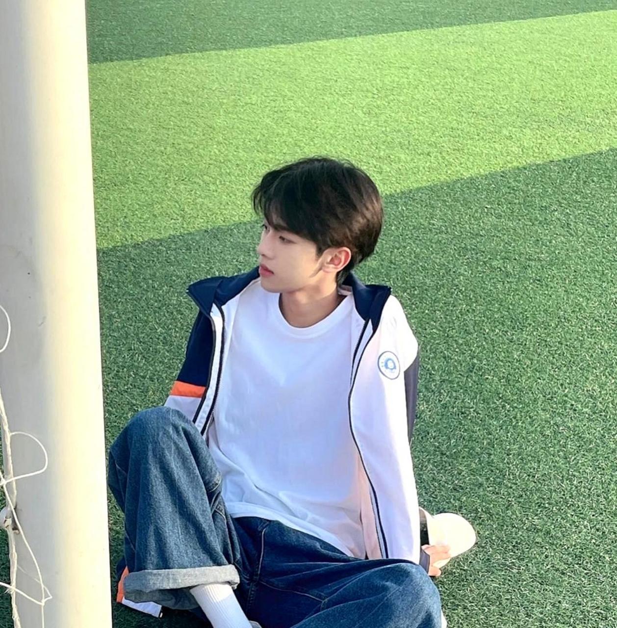 请评价一下我们学校新来的帅哥.