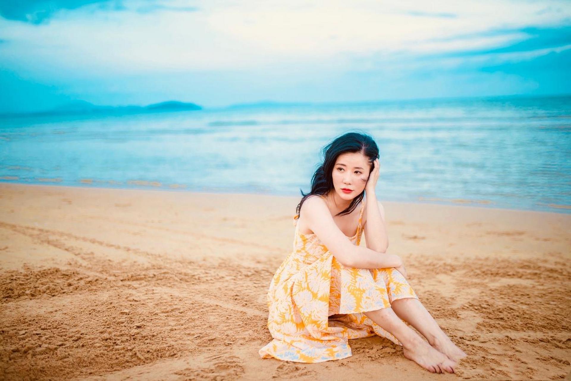 《武媚娘传奇》饰殷德妃的张彤,海滩照甜美而又青涩,一头披肩卷发更显