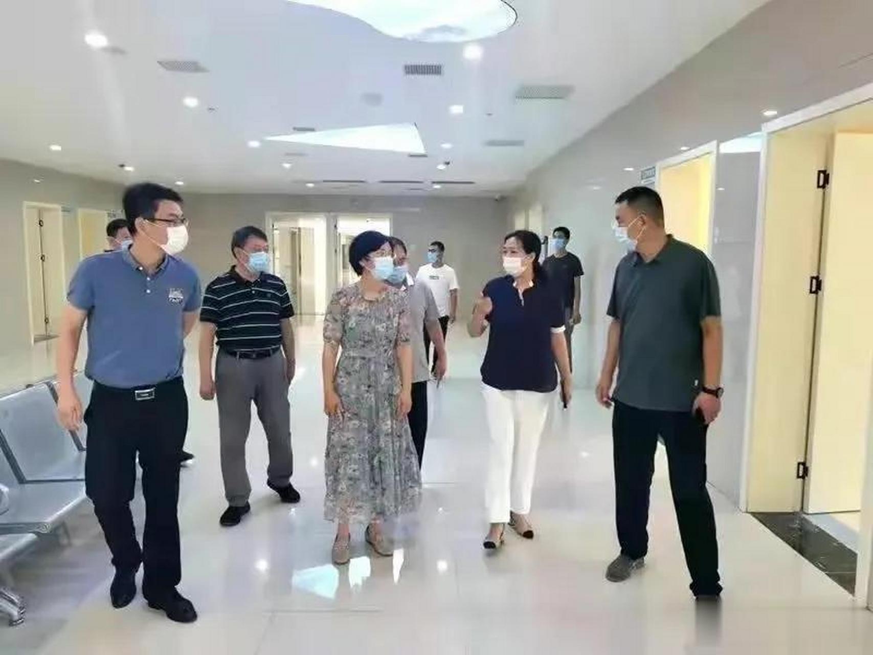 2007年9月,易冰离开工作了4年的教育界,开始从政,担任李恒镇长助理.