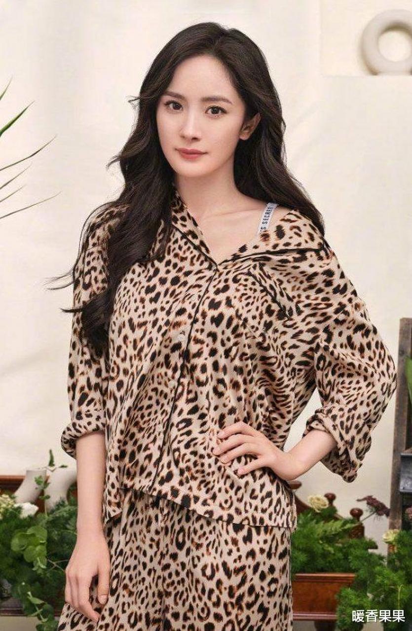 杨幂代言维多利亚的秘密穿豹纹睡衣好性感