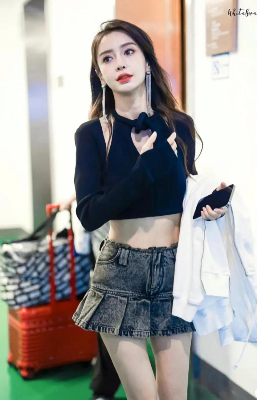 这肯定是angelababy最最想删除的照片,太辣眼睛,太敢穿了!