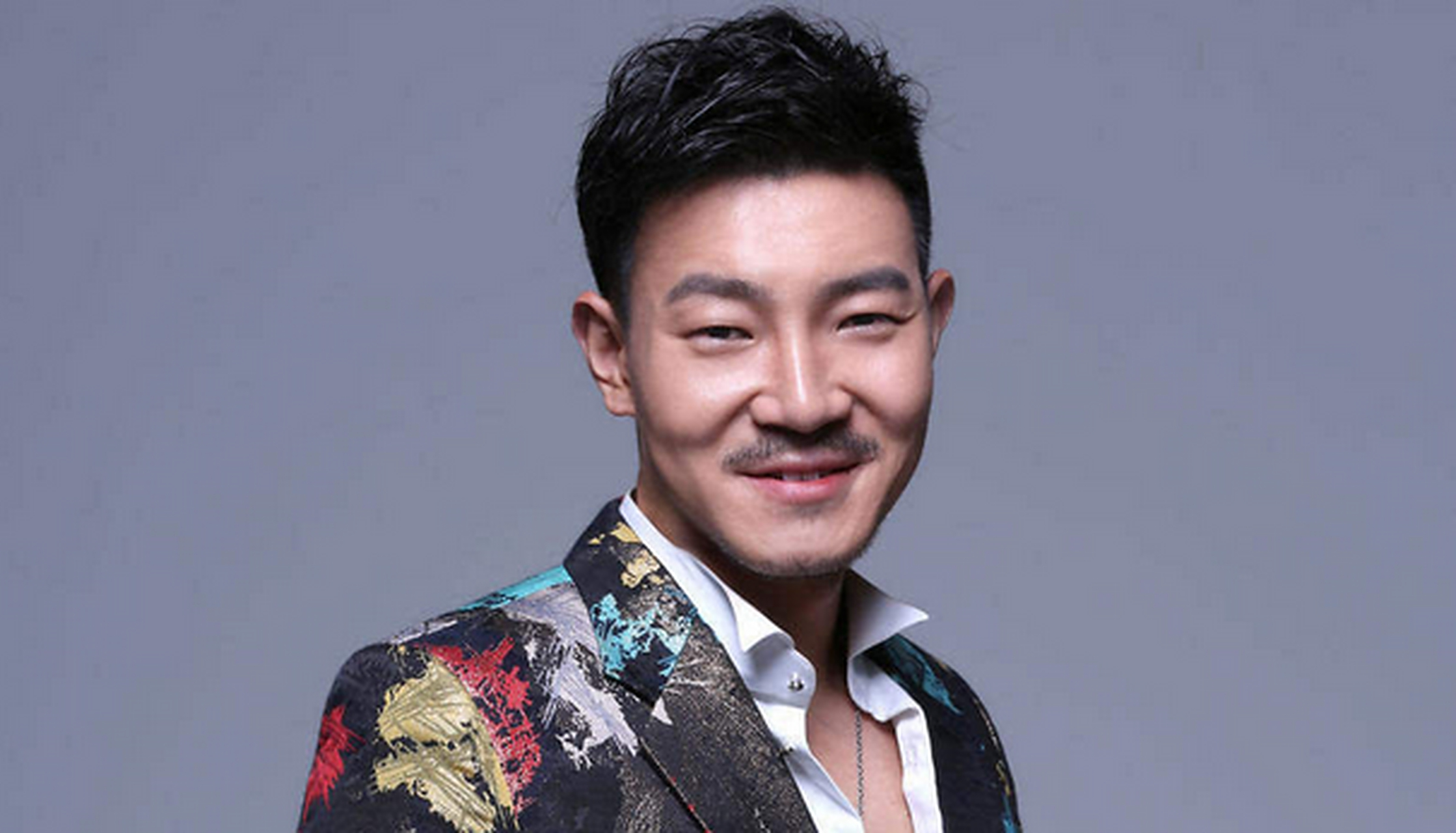 延翔毕业于北京电影学院表演系,大学期间参演了个人影视作品后,开始