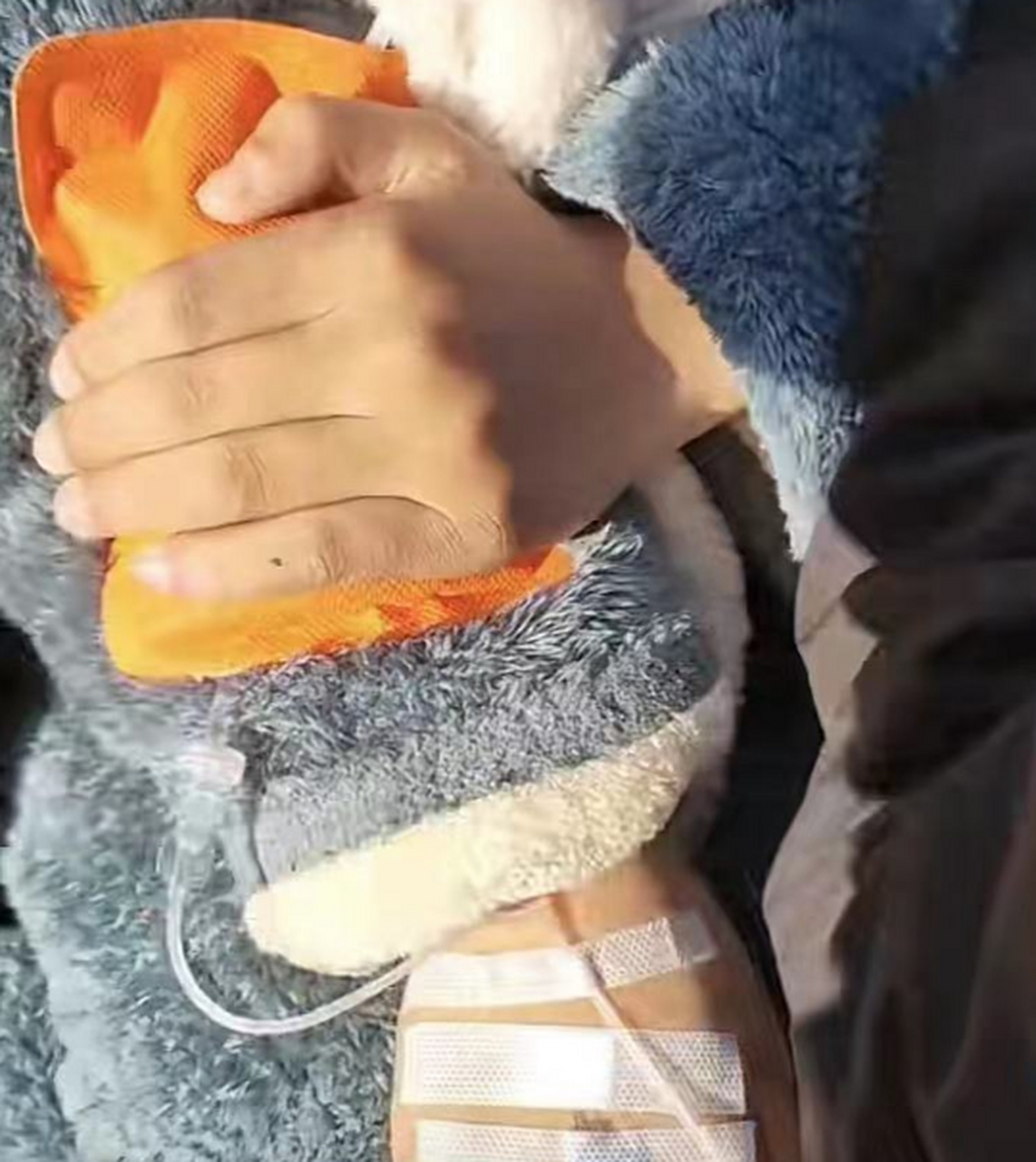 难!男子边打吊瓶边骑三轮车,全家发烧,车上挂点滴!