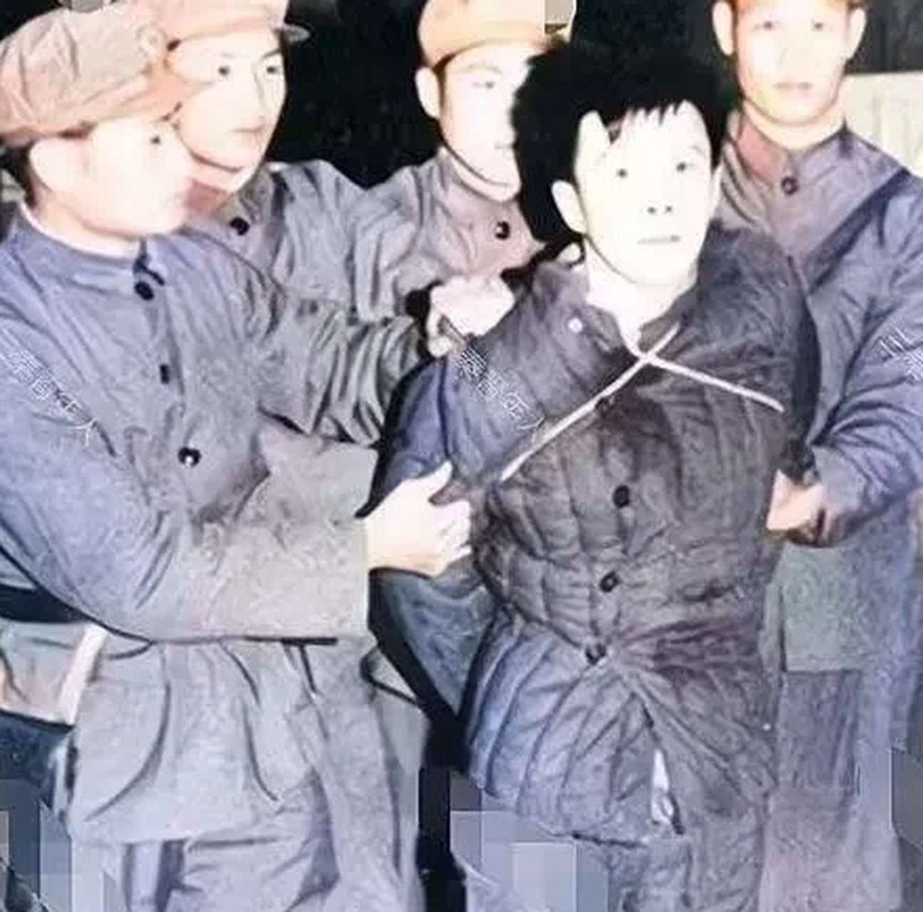 1979年,淫魔"熊紫平"被五花大绑的押赴刑场,准备执行死刑.