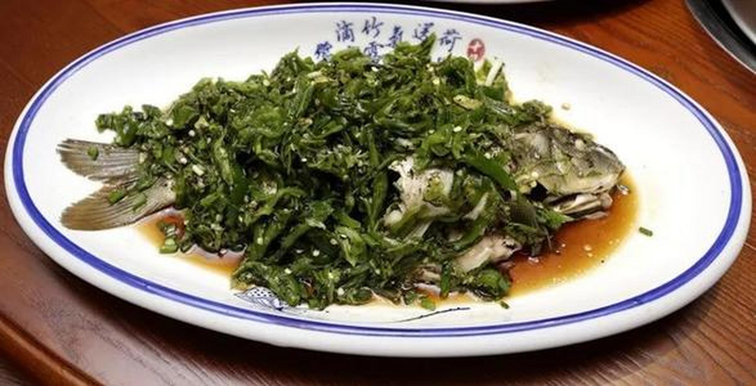 小黑药炖鸡属于苗家的一道滋补佳肴,一般贵客到来时,都会让他们品尝