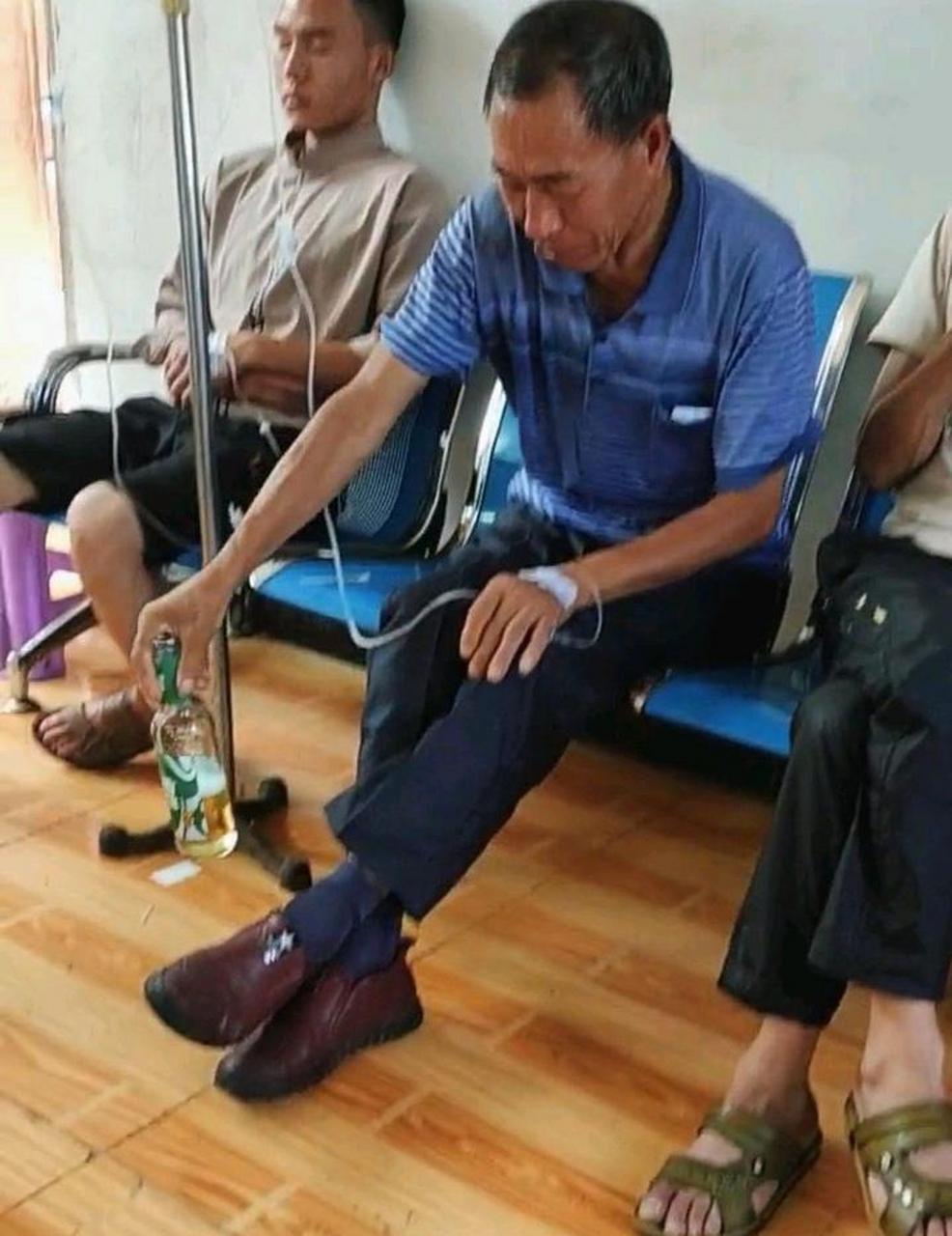 医院里面见到的,挂着药瓶子还在喝酒,堪称最硬核的病号了.