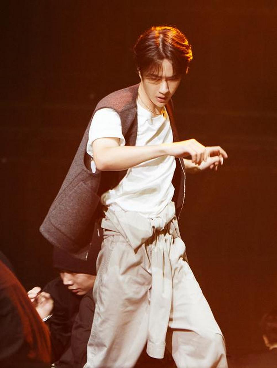 王一博因身体不适将缺席热烈路演# 王一博官微发出消息,称王一博因