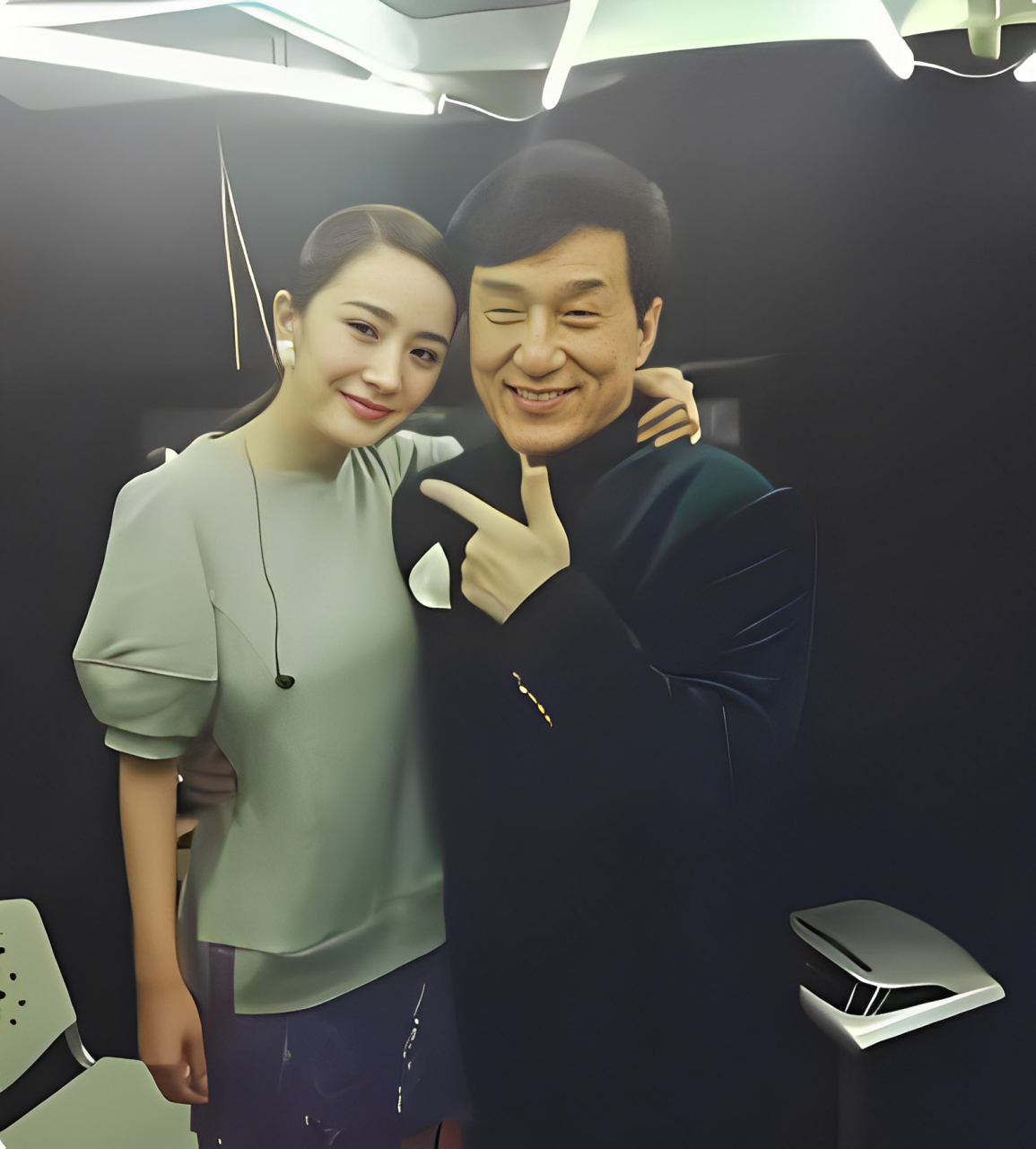 成龙和年轻的杨幂合作了一个摩托车广告!广告中,成龙抱着杨幂!两人一