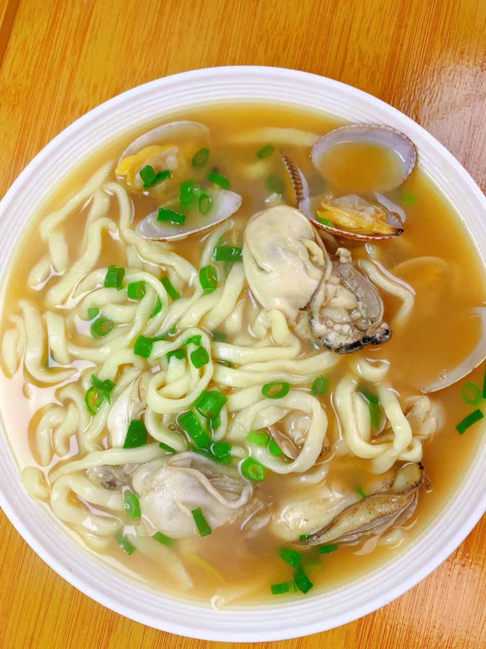 太鲜了吧  大口吃牡蛎太过瘾了,好吃到连汤都不剩  鲜掉眉毛的海鲜面