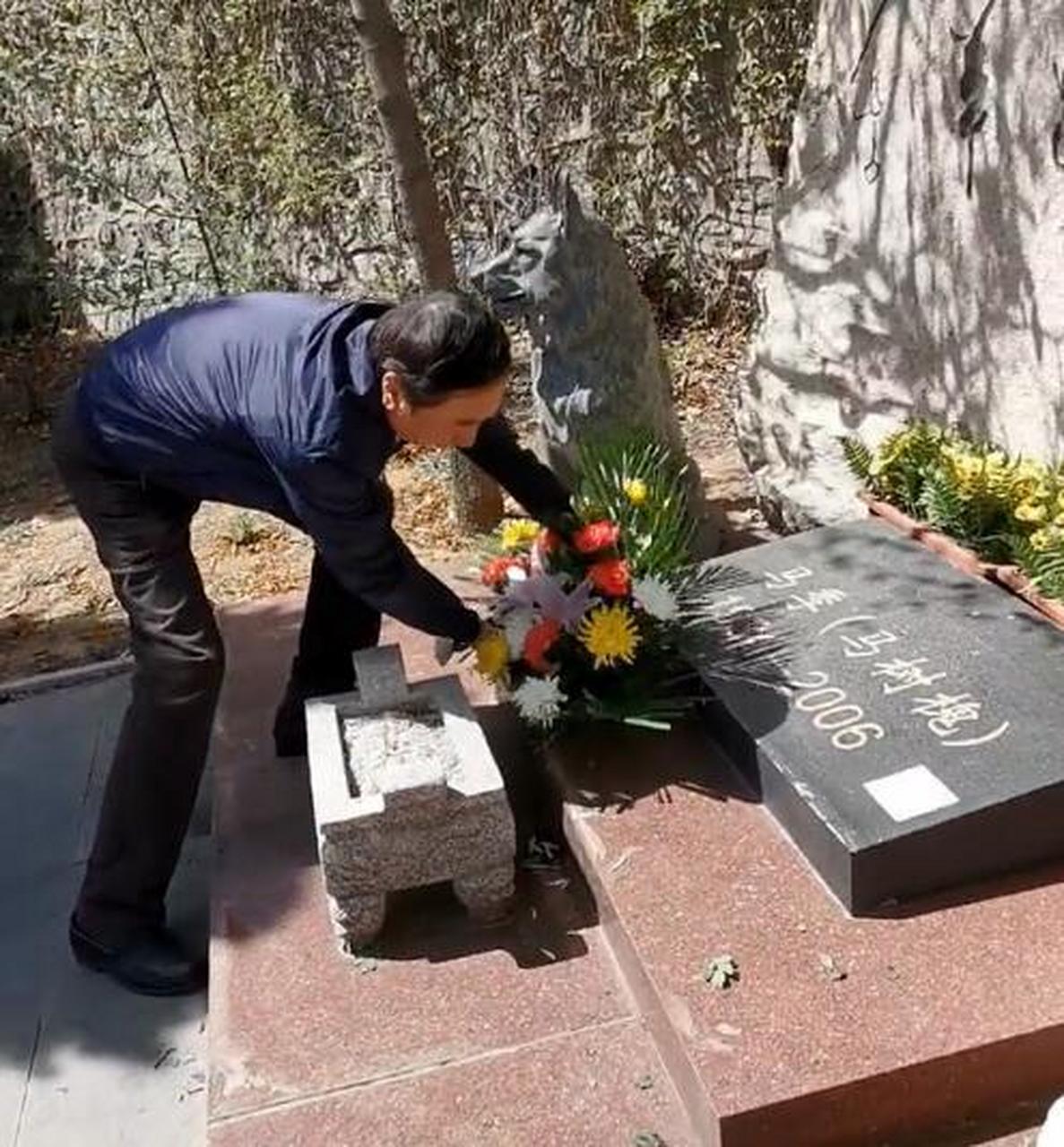 近日相声演员冯巩带着助理前往相声大师马季的墓前进行祭拜  很多人都