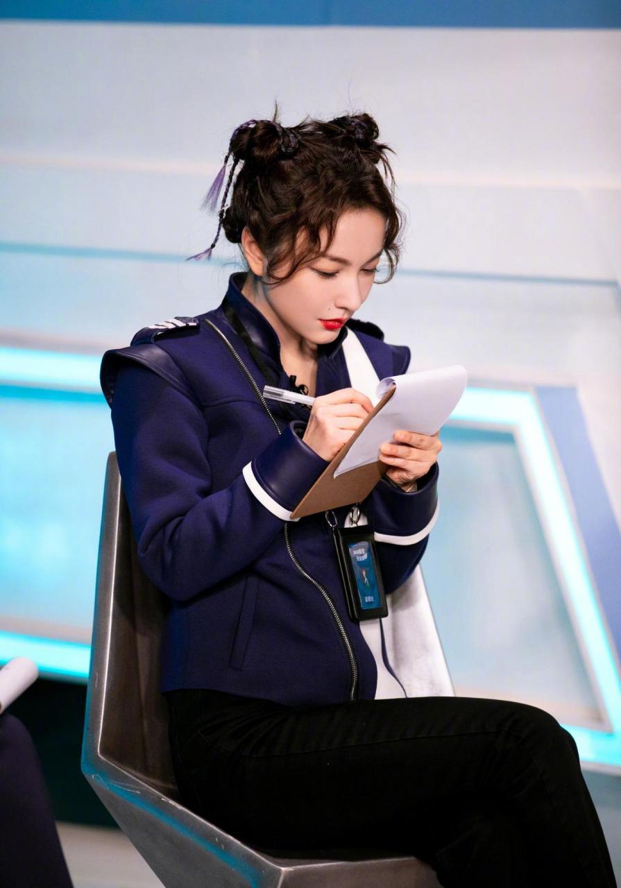 大侦探全员未来科技感海报 未来感发型,银色太空服,还有航天服look,大