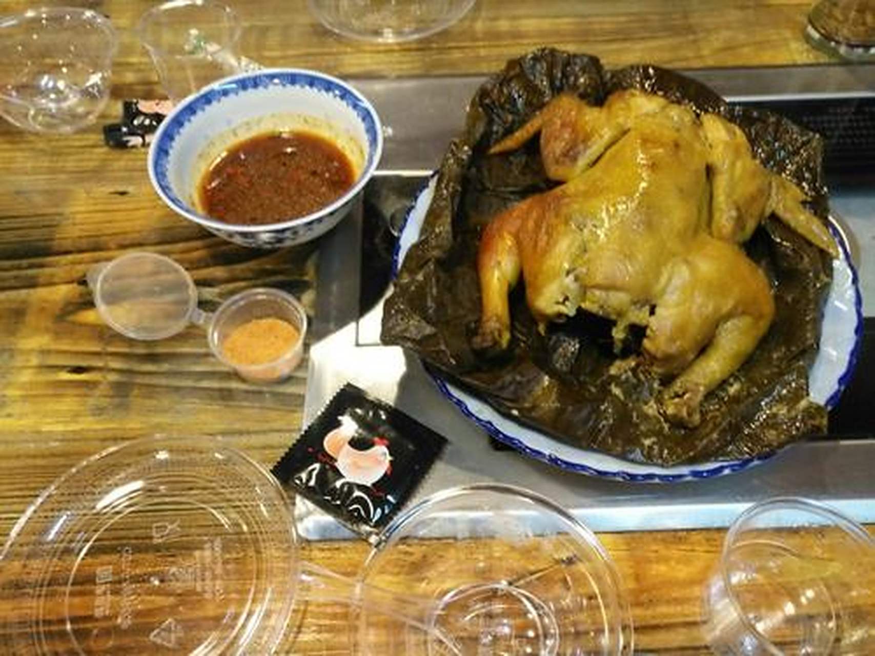 瓷泥煨鸡,是景德镇的传统菜肴,毕竟景德镇以瓷器闻名,用瓷泥做什么