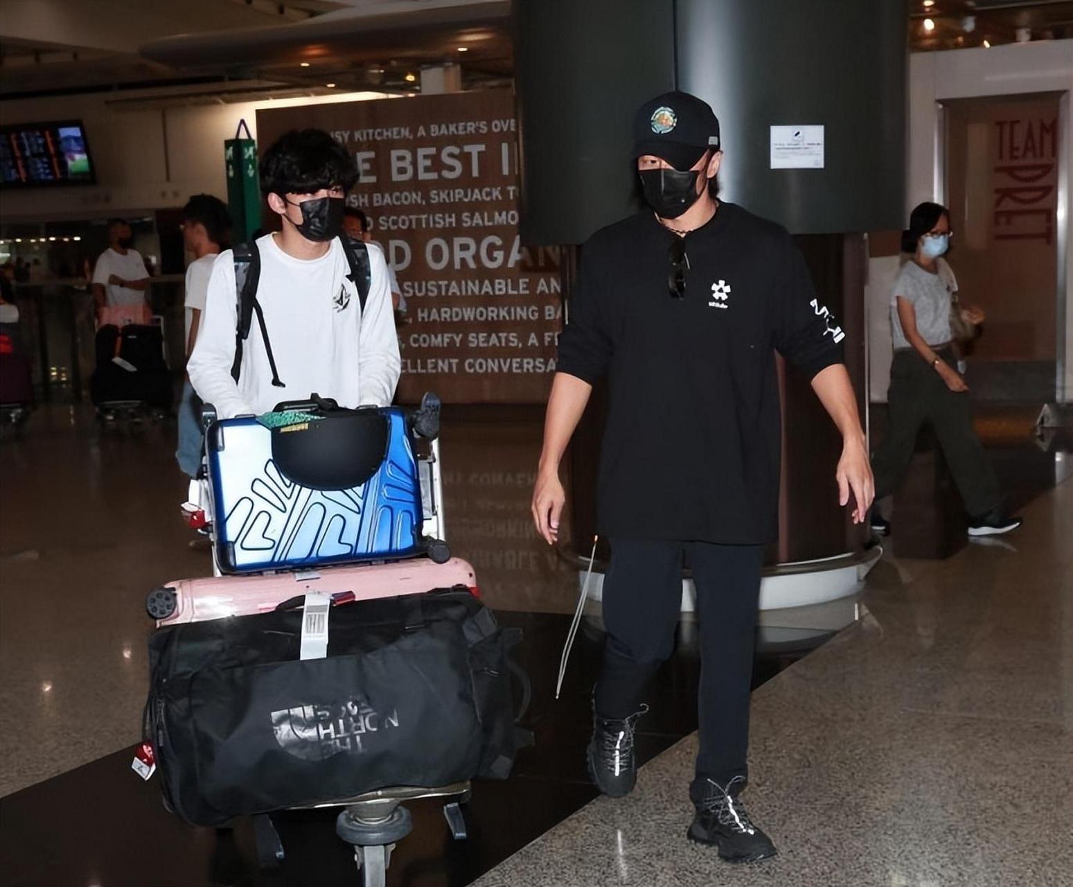 谢霆锋带16岁长子谢振轩到澳洲滑雪,游玩三周后返回香港.