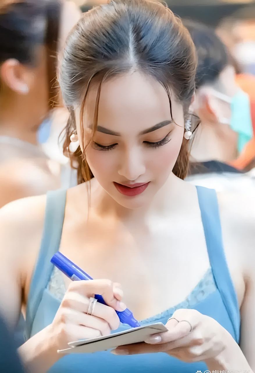 努力的女人最美,别问我她是谁[花]