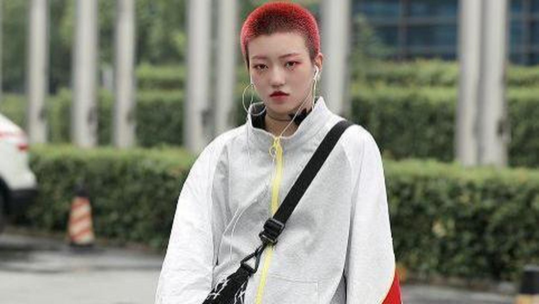 街拍美女留着寸头发型,穿渔网袜搭卫衣,真是个酷到爆的女人!