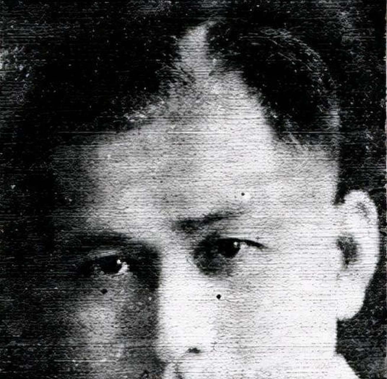 缪斌有两个儿子,缪中和缪弘,兄弟两人其实和父亲的联系不多,常年和