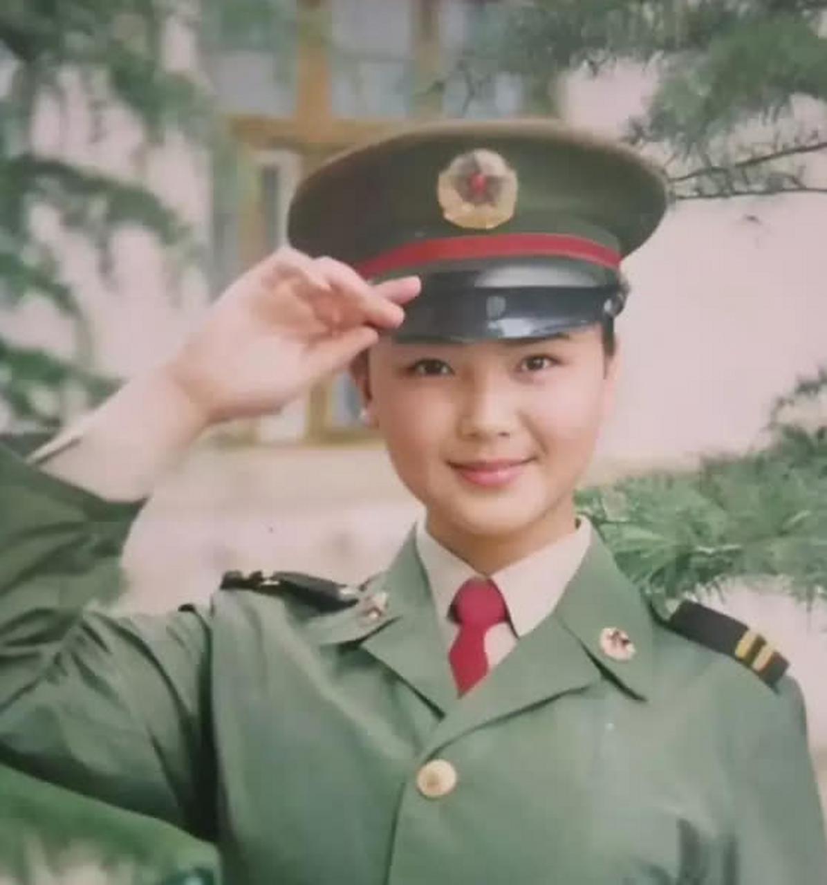 1993年刘涛15岁时的军装照片.