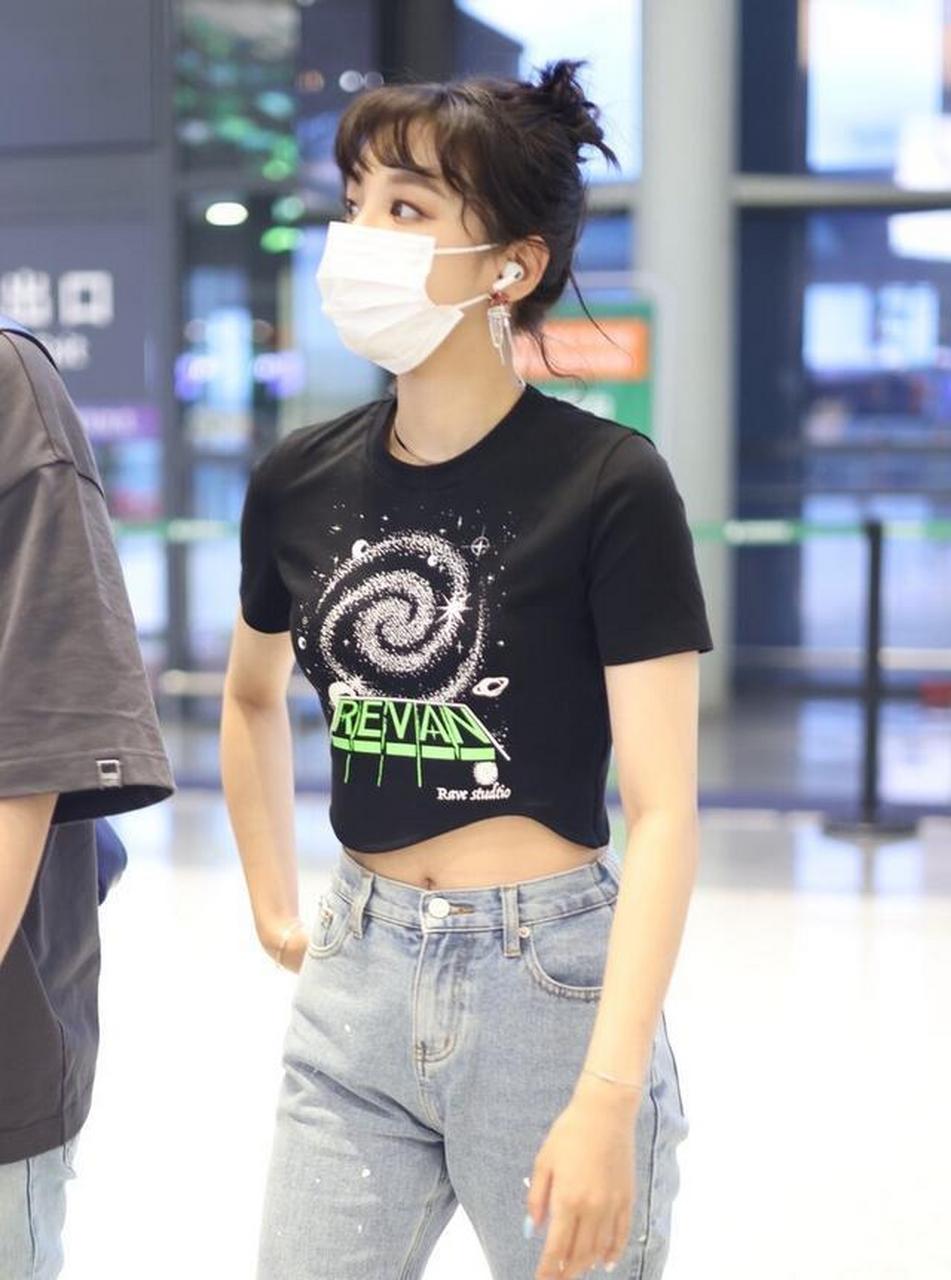 宋雨琦结束上海活动身穿黑色露脐t恤搭配破洞牛仔裤现身机场