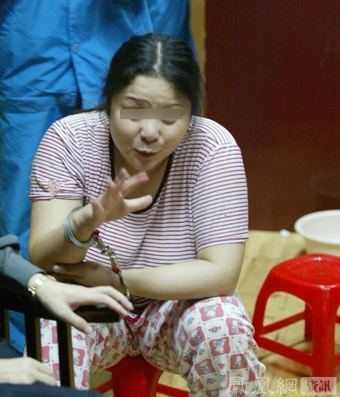 死刑犯齐萍萍走进来时,她着短发,看起来稚嫩无比!