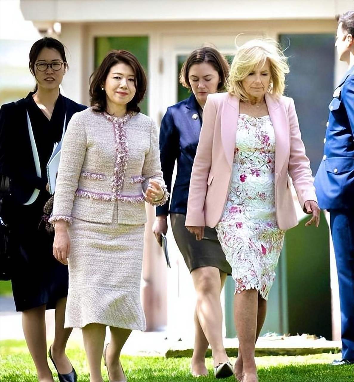 日本第一夫人这次终于挑大梁了,58岁的岸田裕子,在当地时间17日独自