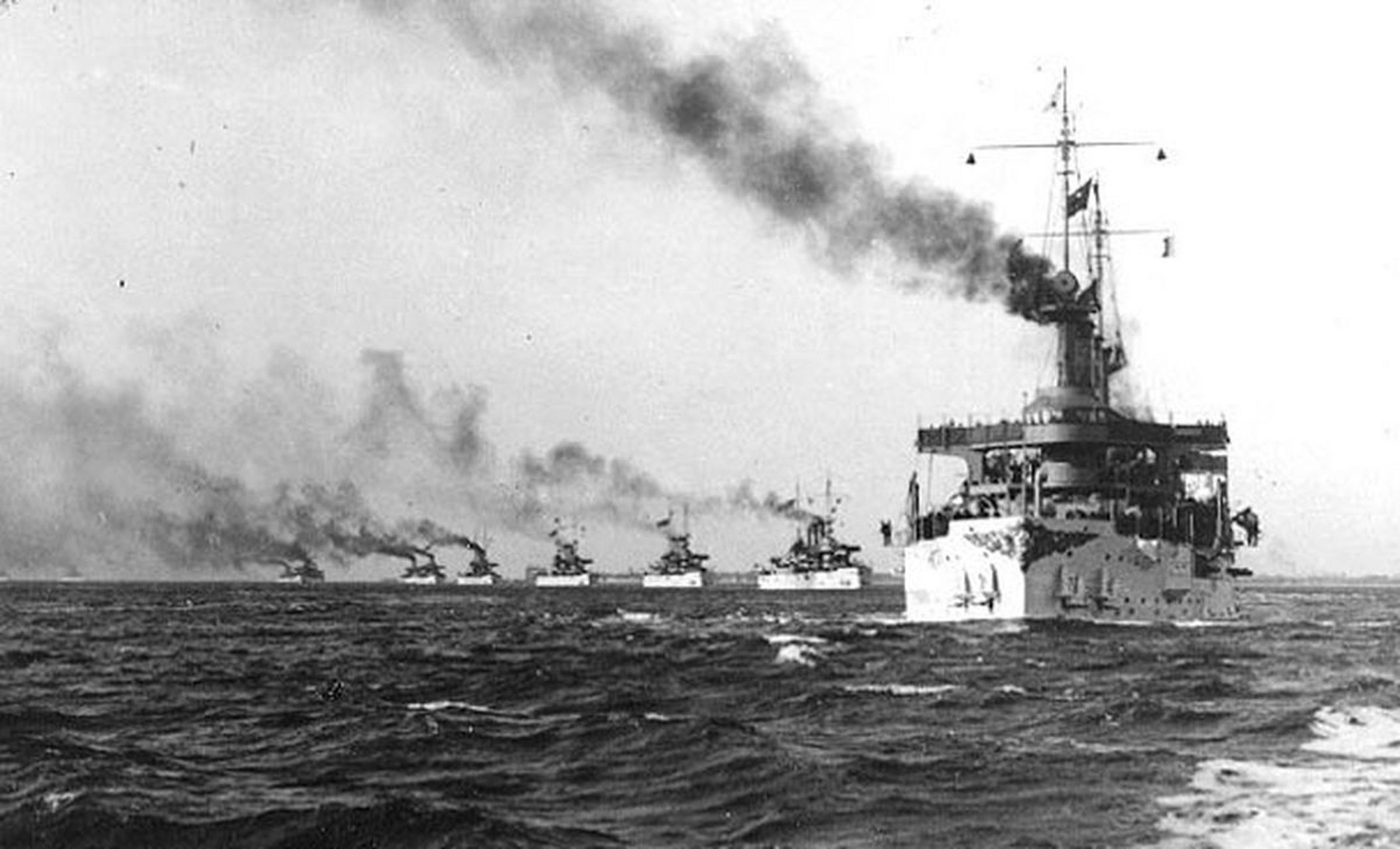 历史上,美国海军曾由16艘战列舰和70余艘辅助舰组成的大白舰队,是美国