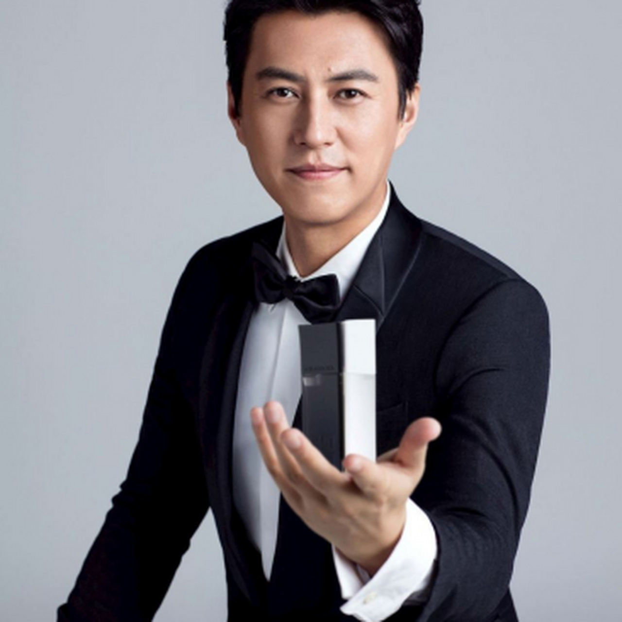 靳东,一个山东的大帅哥,以其深邃的眼神和英俊的面容赢得了无数粉丝的