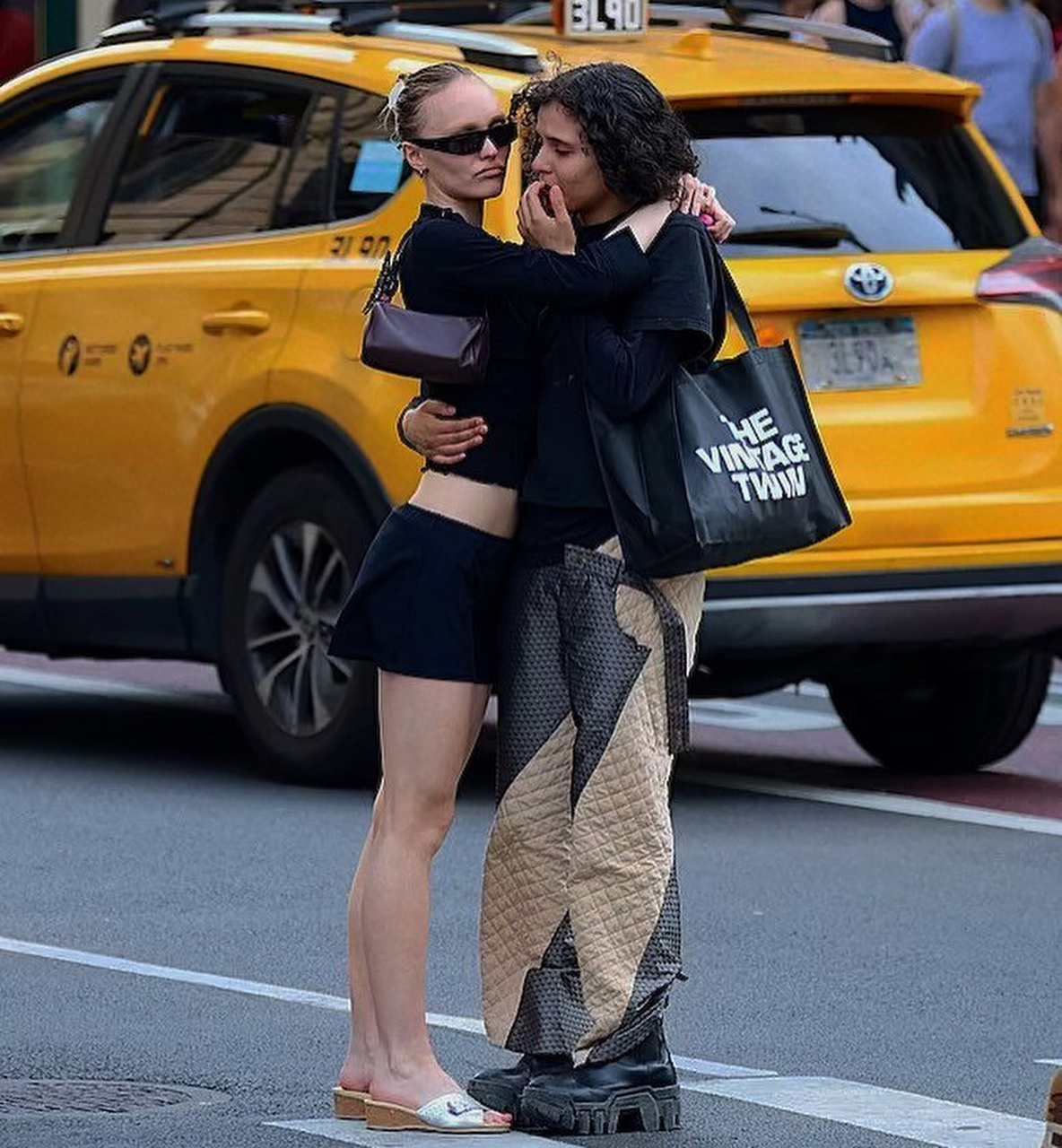 莉莉罗丝德普#lily rose depp 为女友070 shake庆祝26岁生日