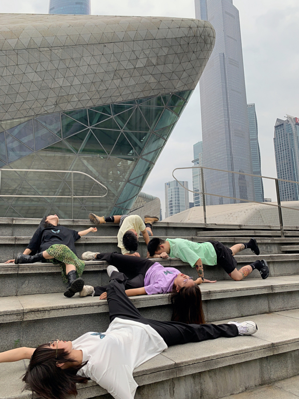 1️⃣五人做五角星⭐动作 2️⃣在楼梯