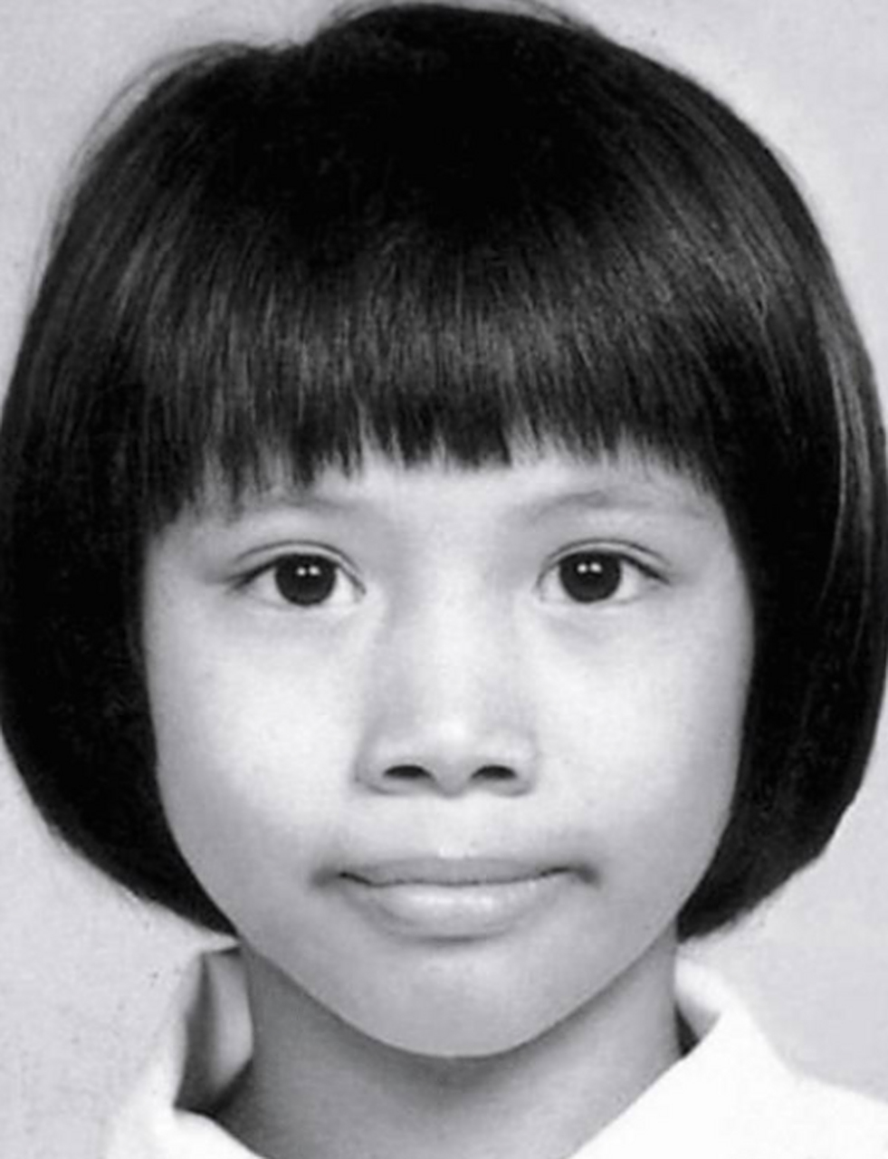 看了袁咏仪小时候的照片,才知道她的双眼皮的纯天然的!