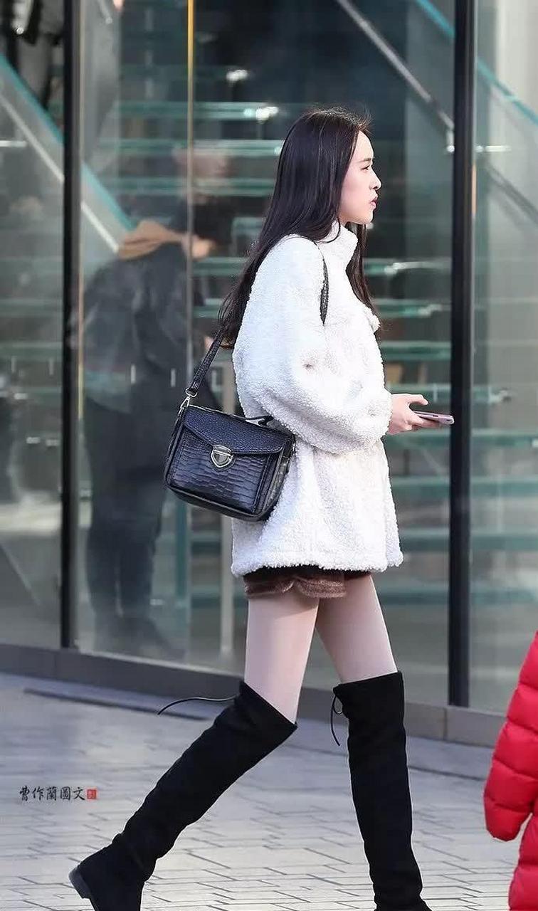 用肉色丝袜装点玉腿的美女