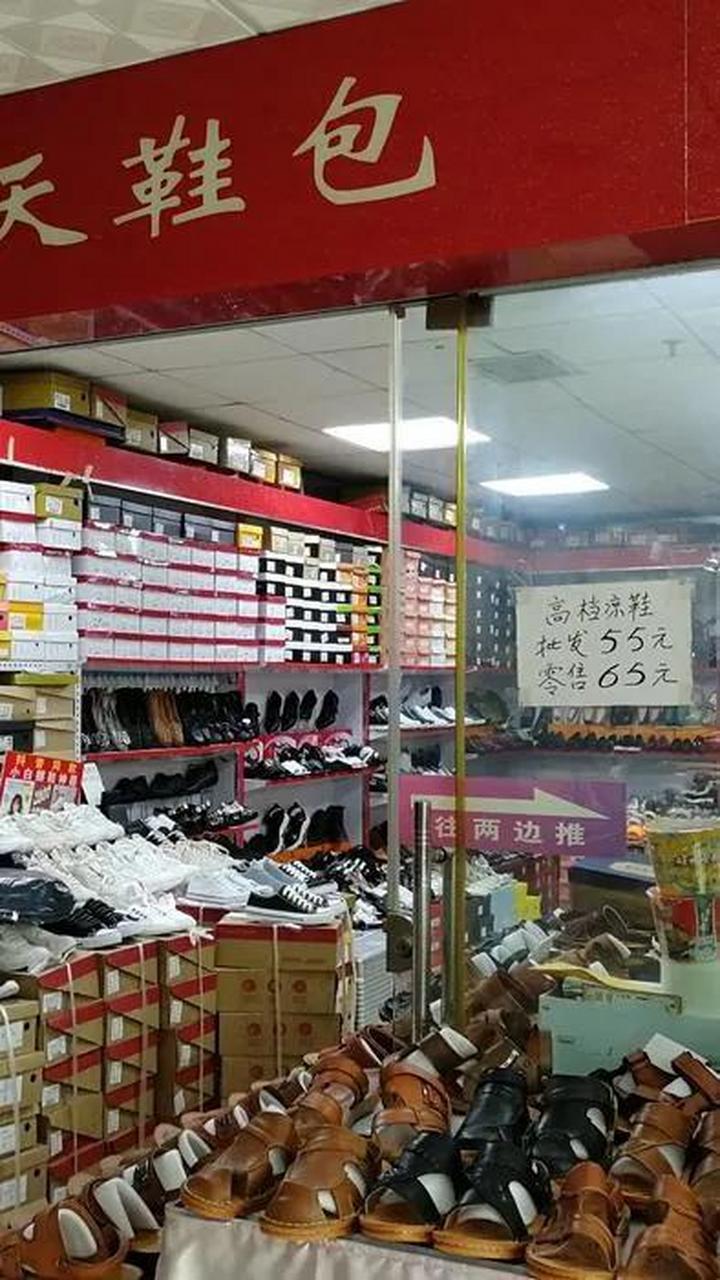 锦东服装城是广州一家专门从事外贸出口的大型服装批发与零售市 