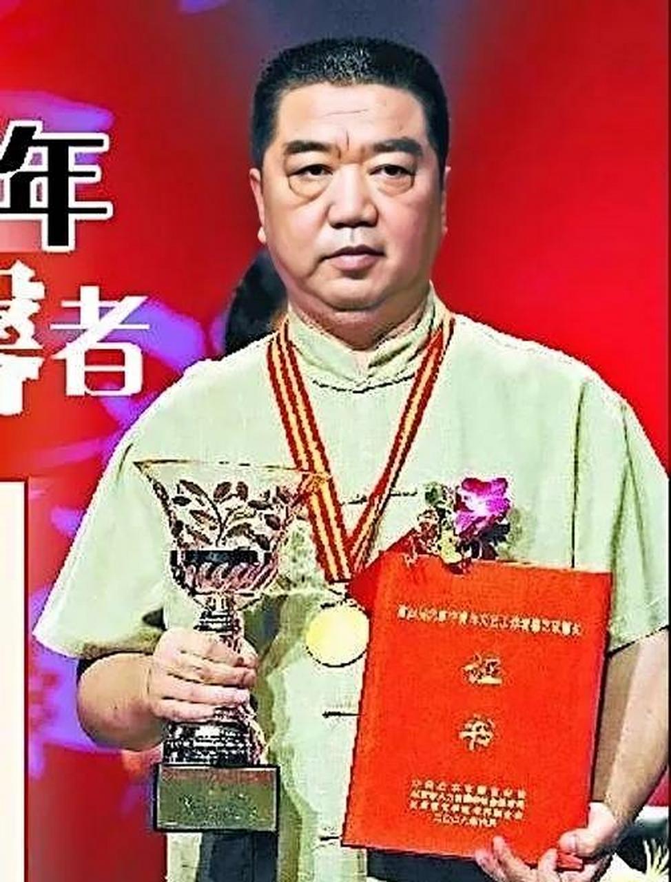 百家号星火计划# 相声演员孟凡贵年轻时脾气不好,有一次买汽水,拧