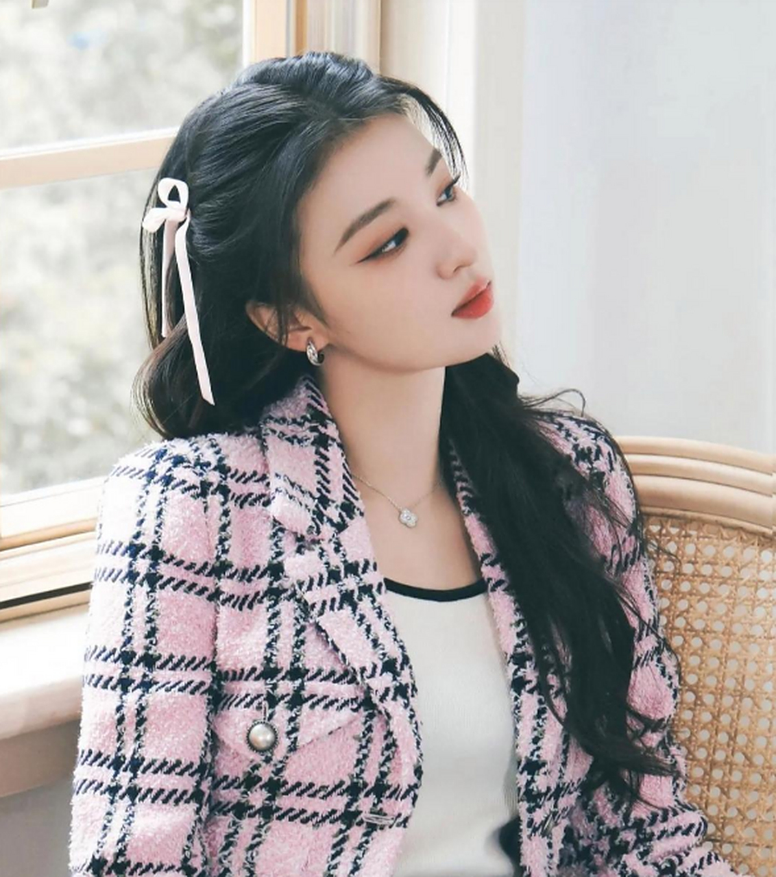 王楚然穿粉色格子外套搭配牛仔短裙,温柔甜美,俏皮可爱,妥妥的青春