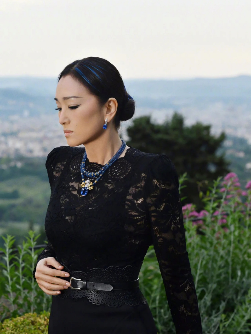 巩俐是中国开放第一位国际女演员,也是迄今为止成就最高,评审履李最