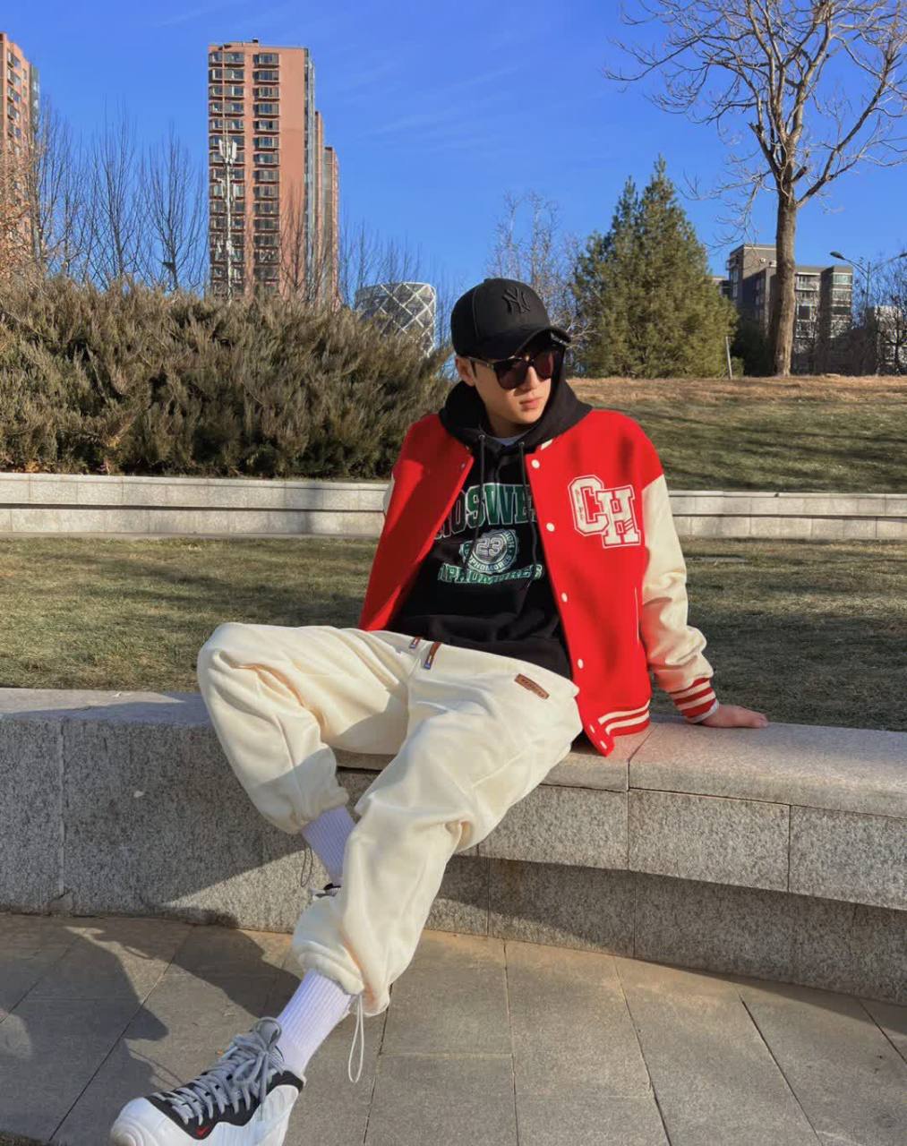 穿着白丝袜的帅气男孩,穿着男孩风格