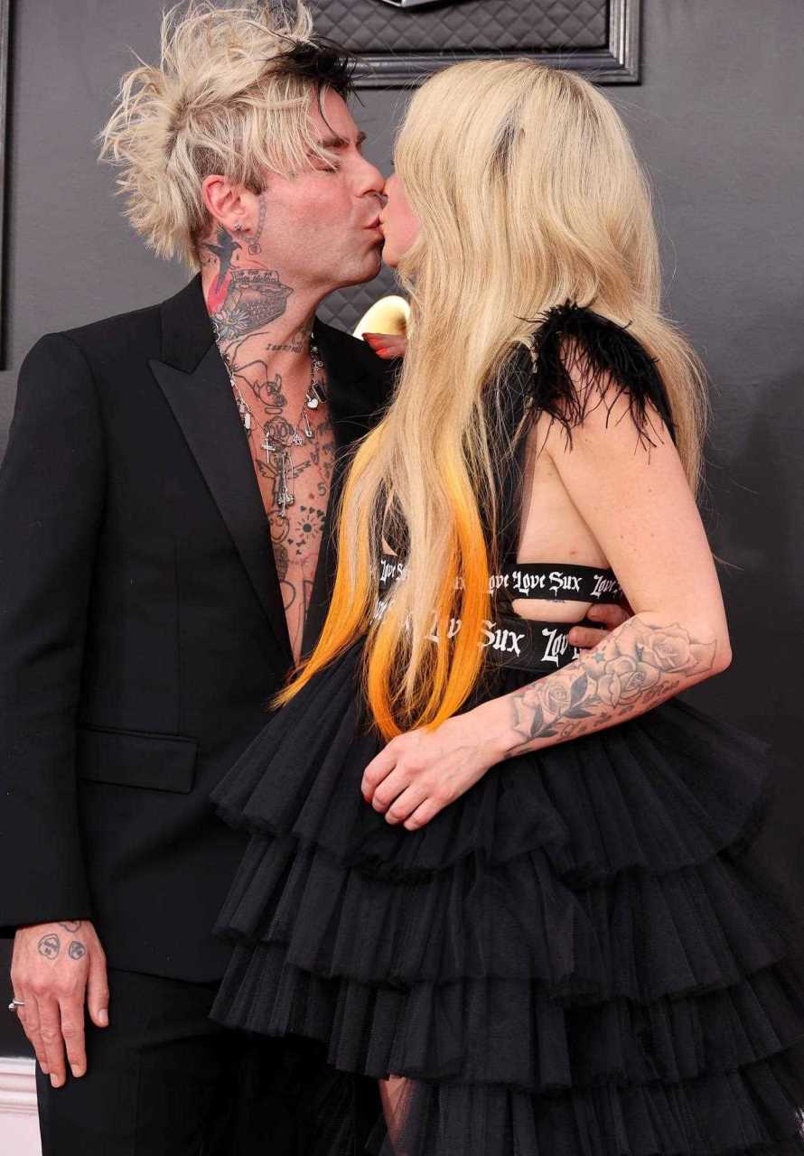 艾薇儿和老公亮相格莱美红毯,两人现场大方热吻,甜蜜恩爱!