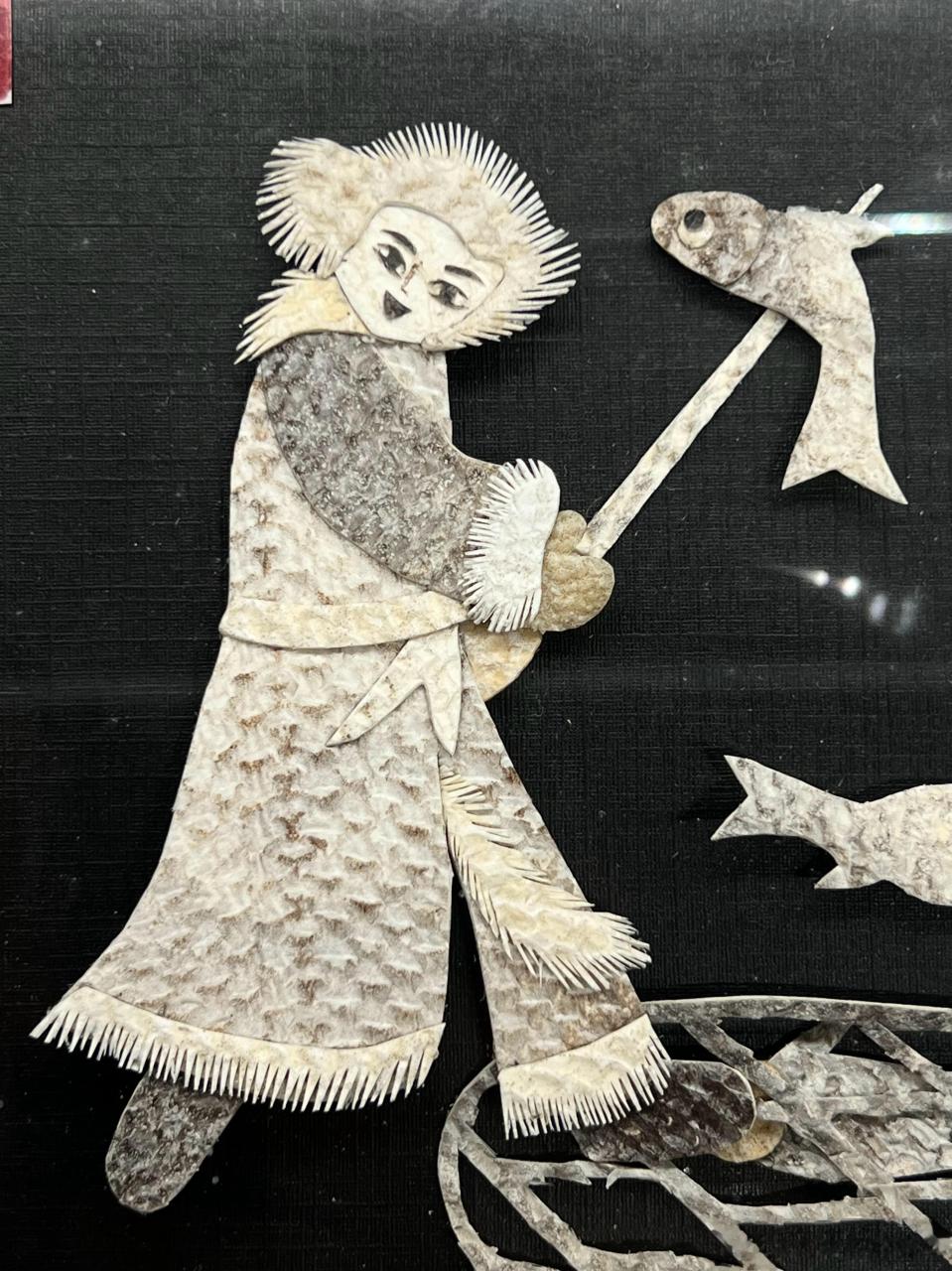 这是刚在蒙藏学校旧址展厅拍的赫哲族族非遗"鱼皮画",赫哲族通过对鱼