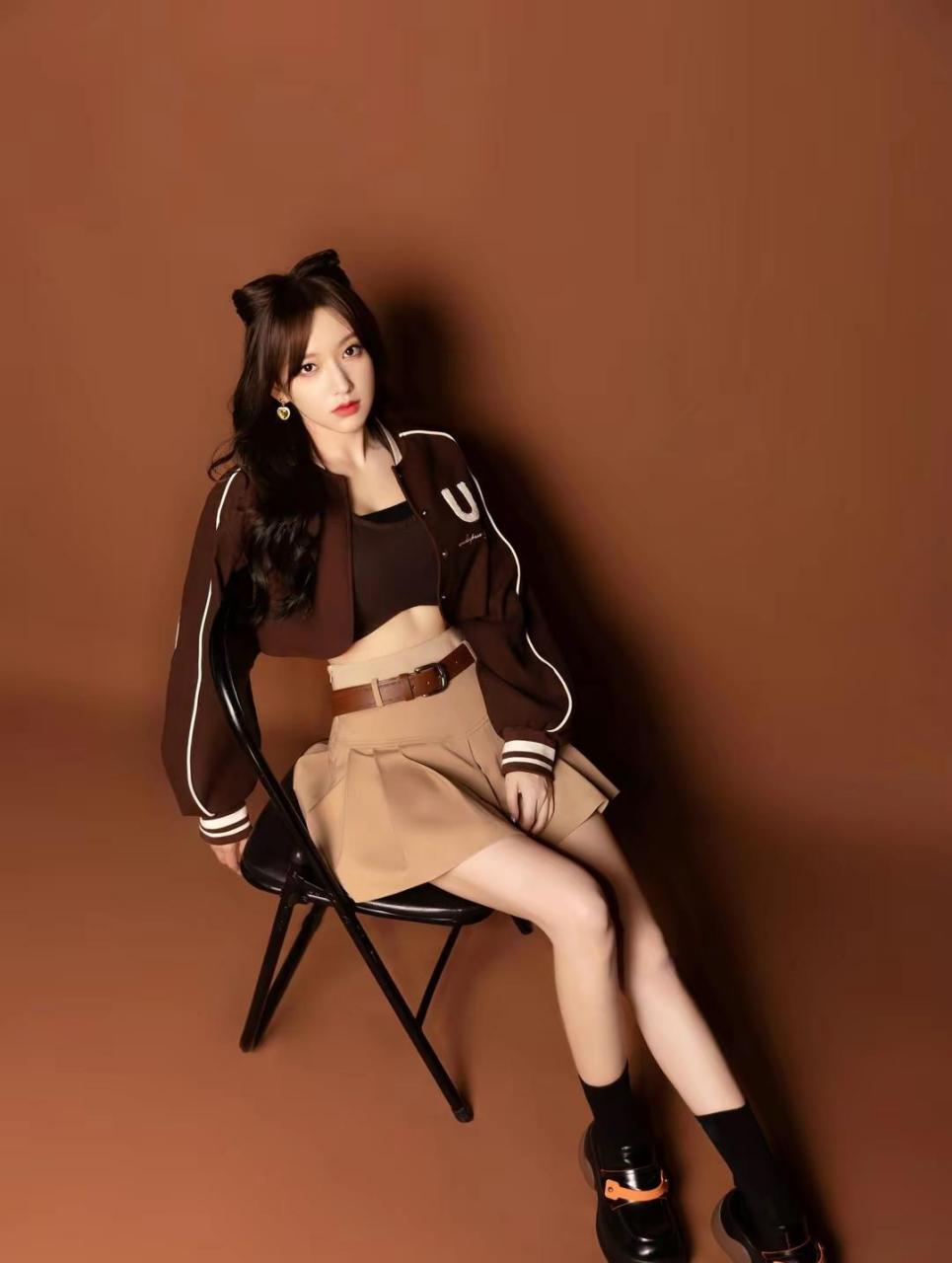 程潇百褶裙大长腿性感写真