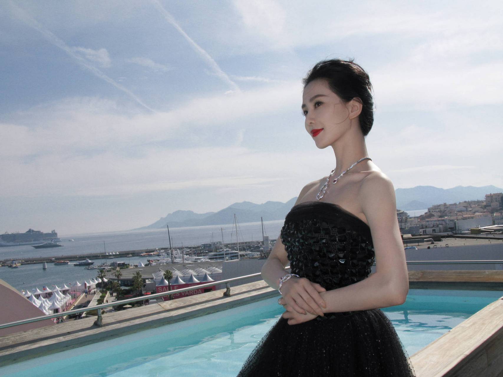 刘诗诗海边写真大片,大秀美背天鹅颈吸晴!