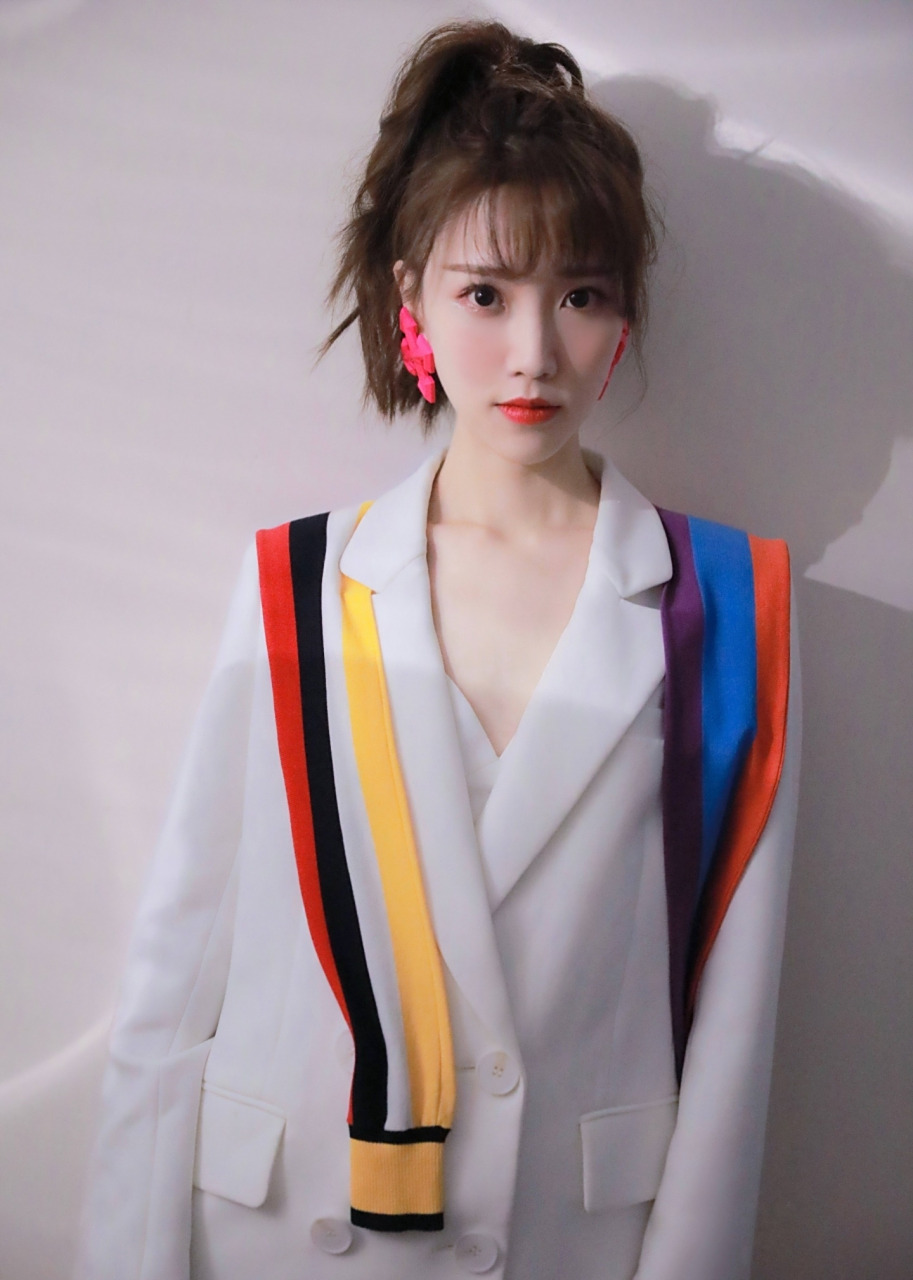 江苏卫视主持人张纯烨日常照片,不得不说,人家这颜值和气质,丝毫不输