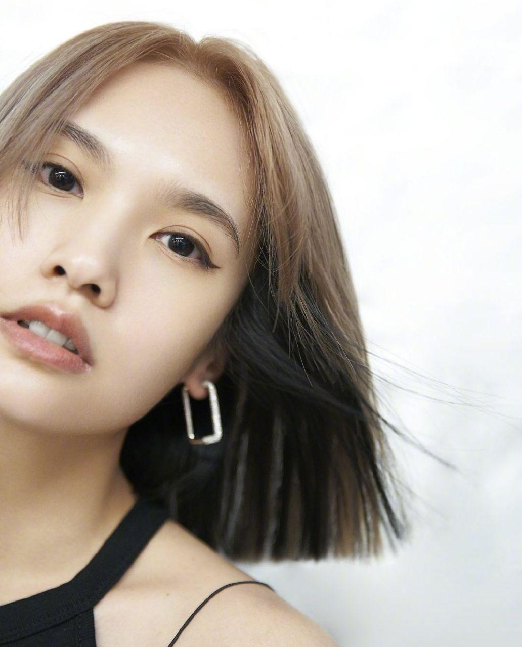 杨丞琳短发: 近日,杨丞琳晒出新发型美照,奶茶色温柔超显白,看起来