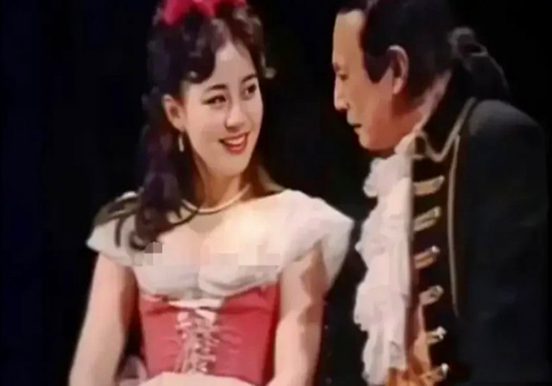 下面这张相片是宋丹丹25岁时演话剧《上帝的宠儿》剧照,那时的她肤白