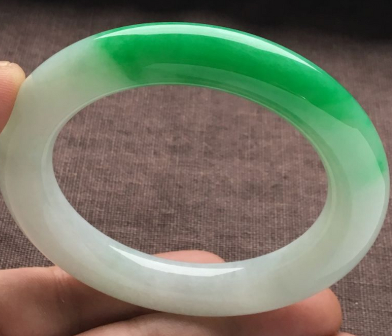 点击头像看直播# #翡翠手镯#b货翡翠:颜色呆板,结构疏松,光泽度较低