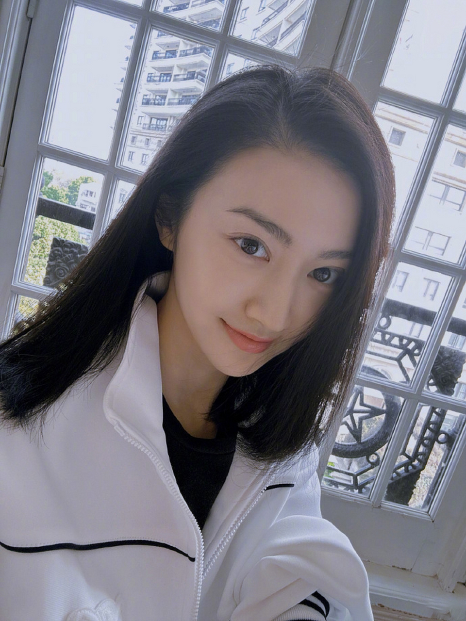 这是景甜好久不见的自拍营业美照.