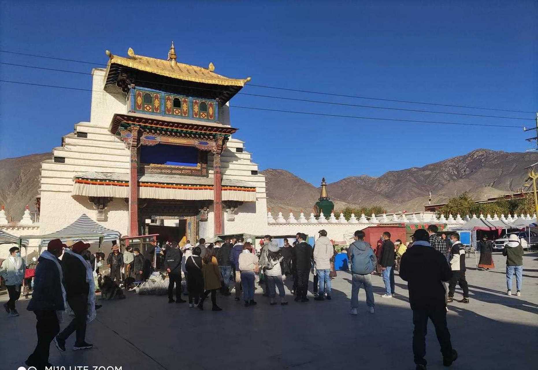 桑耶寺位于扎囊县境内,西藏四大神山之一的哈布日山脚下,是藏传佛教史