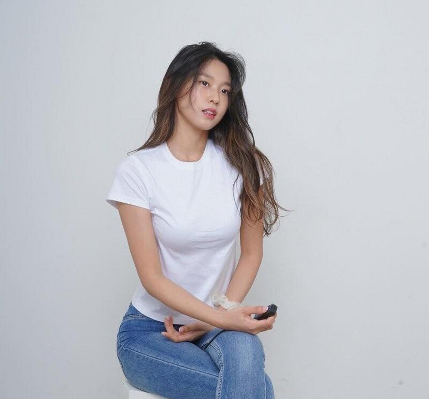 艺名:雪炫 (1761) 本名:金雪炫 (811761) 职位 (aoa):领舞