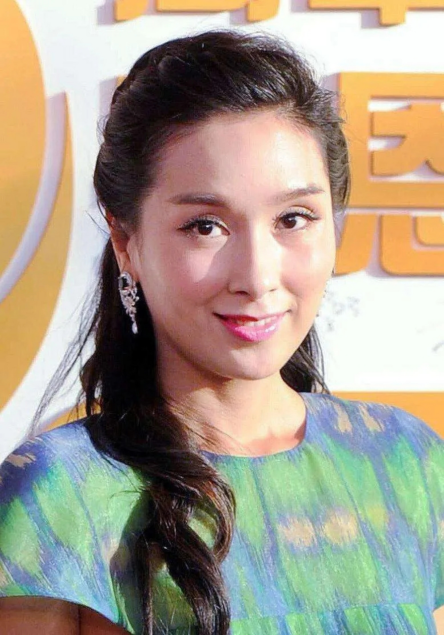 杨恭如住在周正毅的月租12万的豪宅里,300万辆豪华轿车被女人扇了一
